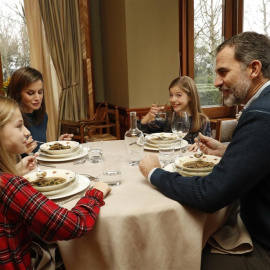 Imagen de los reyes de España junto a sus dos hijas.- CASA REAL