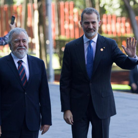 El Rey Felipe VI de España (d) y Alejandro Encinas (i), subsecretario de Derechos Humanos de la Secretaria de Gobernación, llegan al Palacio Nacional para asistir a un encuentro de mandatarios con el nuevo presidente de México, Andrés Manue