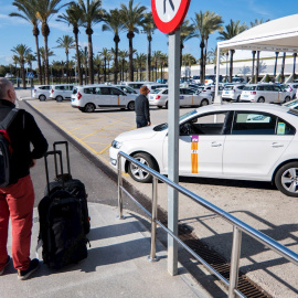 Pasajeros a su llegada este domingo al aeropuerto de Palma de Mallorca.