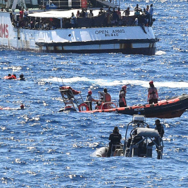 Varios migrantes saltan por la borda del Open Arms para llegar a nado a la isla italiana de Lapedusa, desesperados tas 19 días encerrados en el barco español.- REUTERS