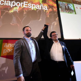 El presidente de Vox, Santiago Abascal (i), y el candidato a la presidencia de la Junta de Andalucía, Francisco Serrano, tras conocer los resultados en las elecciones andaluzas esta noche en un hotel de Sevilla. EFE/Rafa Alcaide