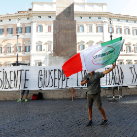 20/08/2019 - Activistas del M5S se manifiestan frente al Palazzo Montecitorio, antes de un discurso del primer ministro Giuseppe Conte / REUTERS - Remo Casilli