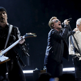 Bono (centro), The Edge (izquierda) y Adam Clayton de U2 , durante un concierto en París. REUTERS