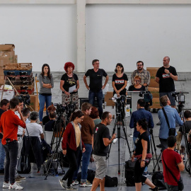 Los promotores de la contracumbre durante una comparecencia previa al encuentro que arranca este miércoles en Irun. EFE/Javier Etxezarreta