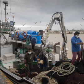 Pescadores en Sanlúcar de Barrameda, Cádiz. 31/03/2020. Archivo.