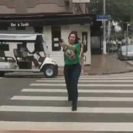 Fragmento del vídeo que muestra a la diputada brasileña apuntando a un hombre en las calles de Sao Paulo.