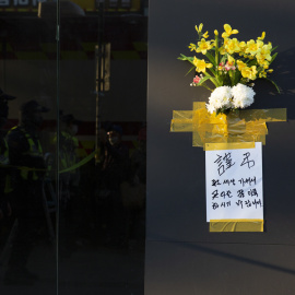 Flores pegadas a un muro donde se produjo una aglomeración mortal en Seúl, Corea del Sur, 30 de octubre de 2022.