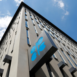 El logo de la OPEP (OPEC, en inglés) en su sede en Viena. REUTERS/Leonhard Foeger