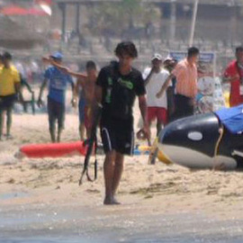 El autor de la masacre de Túnez, Seifeddine Rezgui, caminando por la playa de Susa con el arma / Youtube