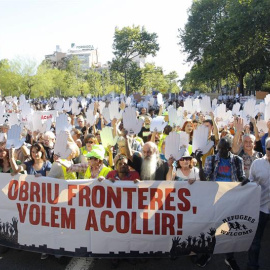 Varios miles de personas se manifiestan hoy por el centro de Barcelona bajo el lema "Obriu fronteres, volem acollir" en solidaridad con los refugiados y para denunciar el papel de la UE en la gestión de esta crisis humanitaria, con motivo d