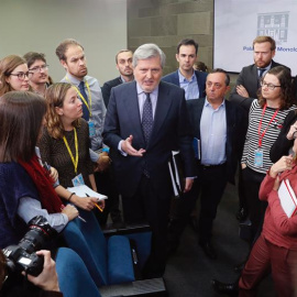 El portavoz del Gobierno, Íñigo Méndez de Vigo,conversa con los periodistas tras la reunión del Consejo de Ministros en La Moncloa. EFE