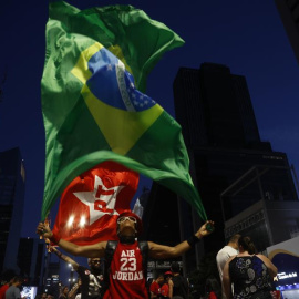 Simpatizantes de Luiz Inacio Lula da Silva celebran la victoria de Lula en la Avenida Paulista de Sao Paulo (Brasil).