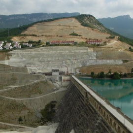 La última contrata tiene como objetivo estabilizar la ladera derecha del embalse para que la presa pueda apoyarse en ella con seguridad.