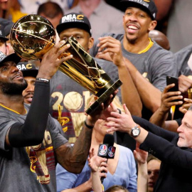 La estrella de los Cavaliers, LeBron James, levanta el trofeo de campeones de la NBA. EFE/JOHN G. MABANGLO