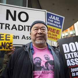 El artista y activista contemporáneo chino Ai Weiwei participa en una protesta pacífica para apoyar a Julian Assange