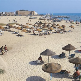 Turistas en una playa de Túnez. La foto fue tomada tras el atentado. EUROPA PRESS