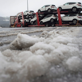 Varios camiones embolsados en la localidad cántabra de Arenas de Iguña por el temporal de nieve que afecta a Cantabria. EFE