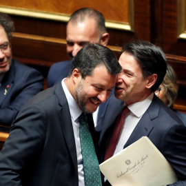 El ya exprimer ministro de Italia, Giuseppe Conte, habla con el ministro de Interior, Matteo Salvini, este martes en el parlamento italiano. REUTERS