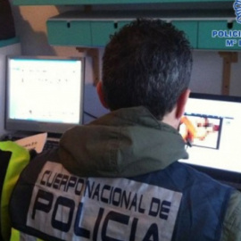 Policías inspeccionan equipos informáticos.