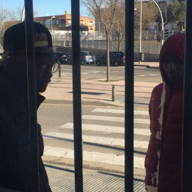 Dos personas migrantes en las calles de Madrid.- @EntreBorromeos