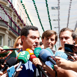 16/08/2019 - El presidente de la Junta de Andalucía, Juanma Moreno, atiende a los medios de comunicación en la feria de Málaga