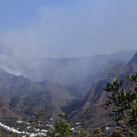 Parte de la zona afectada por el incendio de la isla de Gran Canaria, de la que continúa saliendo humo. / Europa Press