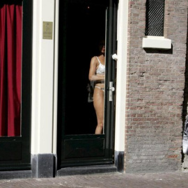 Una prostituta en el Barrio Rojo de Ámsterdam.-EFE