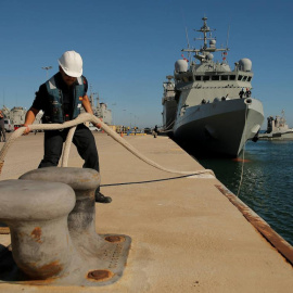 Un operario suelta el amarre del buque Audaz de la Armada española en el puerto de Rota, en Cádiz.- REUTERS