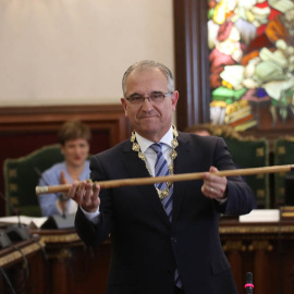 El alcalde de Pamplona, Enrique Maya, de Navarra Suma (UPN, PP y Ciudadanos), con el bastón de mando el día de la constitución de los ayuntamientos tras las elecciones del 26-M. EFE