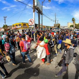 Integrantes de la caravana de centroamericanos llegan hoy a Tijuana, en el estado de Baja California (México)