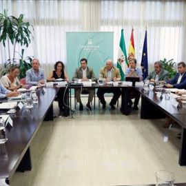 El presidente de la Junta de Andalucía, Juanma Moreno (c), junto al consejero de Salud, Jesús Aguirre, en la consejería de Salud y Familias en Sevilla. EFE