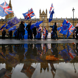 Ciudadanos contrarios al brexit se manifiestan con banderas del Reino Unido y de la Unión Europea frente al Parlamento británico. /REUTERS