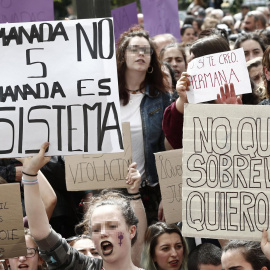 Concentración de abril frente al Palacio de Justicia de Navarra en protesta por la sentencia de la Audiencia Provincial por la condena a los acusados de la Manada por abusos sexuales | EFE