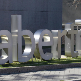 El logo de Abertis, delante el edificio de su sede en Madrid. E.P.