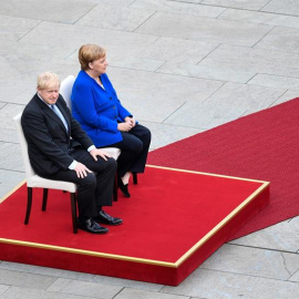 21/08/2019.- La canciller alemana, Angela Merkel, recibe al primer ministro británico, Boris Johnson, en Berlín. EFE/EPA/Filip Singer