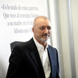 El escritor Arturo Pérez-Reverte durante la presentación de su libro 'Línea de fuego' en el Hotel Westin Palace, en Madrid, a 6 de octubre de 2020.