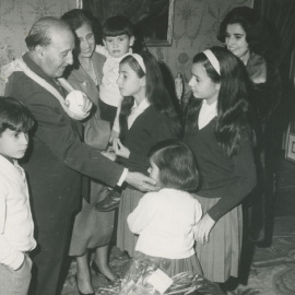 Franco, junto a su mujer, rodeado de sus nietos. / Memoriagrafica.