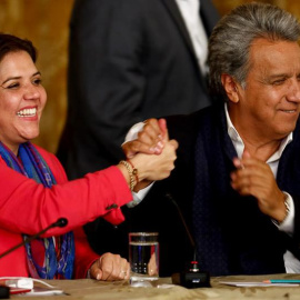 El presidente de Ecuador, Lenín Moreno, junto al vicepresidenta Maria Alejandra Vicuña (i), celebra los resultados mientras ofrece un discurso desde el palacio presidencial de Carondelet. | JOSÉ JÁCOME (EFE)