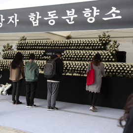 Memorial por las víctimas del accidente en Seúl, donde 154 personas han muerto por una estampida, a 31 de octubre de 2022.