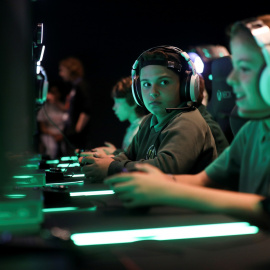 Imagen de jugadores usando Xbox One en Londres. REUTERS