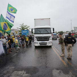 Grupos de camioneros bloquean las carreteras de Río de Janeiro para exigir un golpe militar contra la elección de Lula da Silva, a 1 de noviembre de 2022.