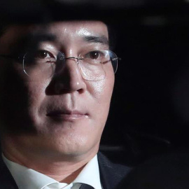 Fotografía de archivo tomada el 16 de febrero de 2017 que muestra al herdero y líder de facto de Samsung, Lee Jae-yong, un día antes de entrar en prisión, en la que ha permanecido un año. | EFE