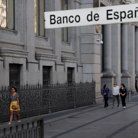 Fachada del Banco de España, y el letrero de la entrada de Metro junto al edificio. EFE/Chema Moya