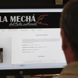 Un usuario navega, este jueves, por la página web de Magrudis, que comercializa la carne mechada "La Mechá" causante de un brote de listeriosis. A pesar de que la Junta ha ordenado la paralización de la actividad y la retirada de todos sus 