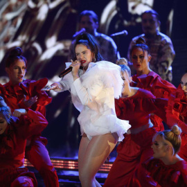 Rosalía en la actuación de los Latin Grammy. REUTERS/Mario Anzuoni