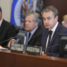 El expresidente del Gobierno español, José Luis Rodríguez Zapatero (d) y el secretario general de la OEA, Luis Almagro, durante una sesión extraordinaria realizada en el consejo permanente de la OEA en Washington (Estados Unidos) hoy, marte