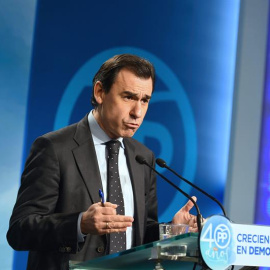 El coordinador general del PP, Fernando Martínez Maíllo, durante la rueda de prensa posterior a la reunión que el Comité de Dirección del partido ha celebrado esta mañana en la sede de la calle Génova. EFE/Fernando Villar