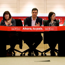 El secretario general del PSOE, Pedro Sánchez, junto a la presidenta, Cristina Narbona (2i); la vicesecretaria general, Adriana Lastra (2d); el secretario de Organización, José Luis Ábalos (i), y el portavoz, Óscar Puente (d), durante la re