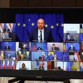 Un monitor de televisión en el que se ve al presidente del Consejo Europeo, Charles Michel, y a los veintisiete líderes de los países de la UE, durante la cumbre celebrada por videoconferencia, para analizar la situación de la campaña de va