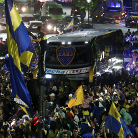 El bus que transporta a los jugadores del Boca Juniors es despedido por aficionados antes del viaje a Madrid para jugar la final de la Copa Libertadores contra su máximo rival, River Plate.- EFE/Juan Ignacio Roncoroni